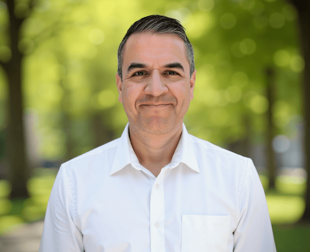 Professional headshot of Néstor Daza, MongoDB Developer Advocate and Software Engineer